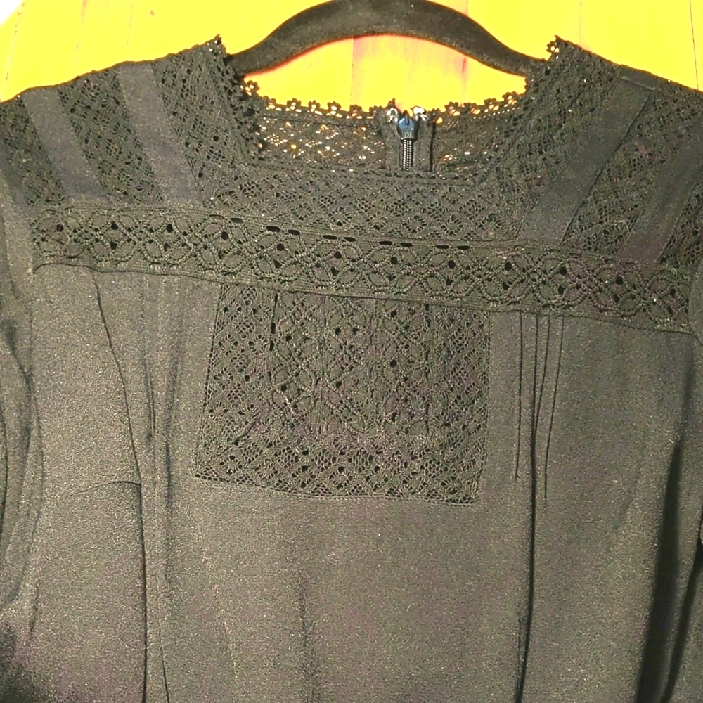 Black top size 4 detail in lace